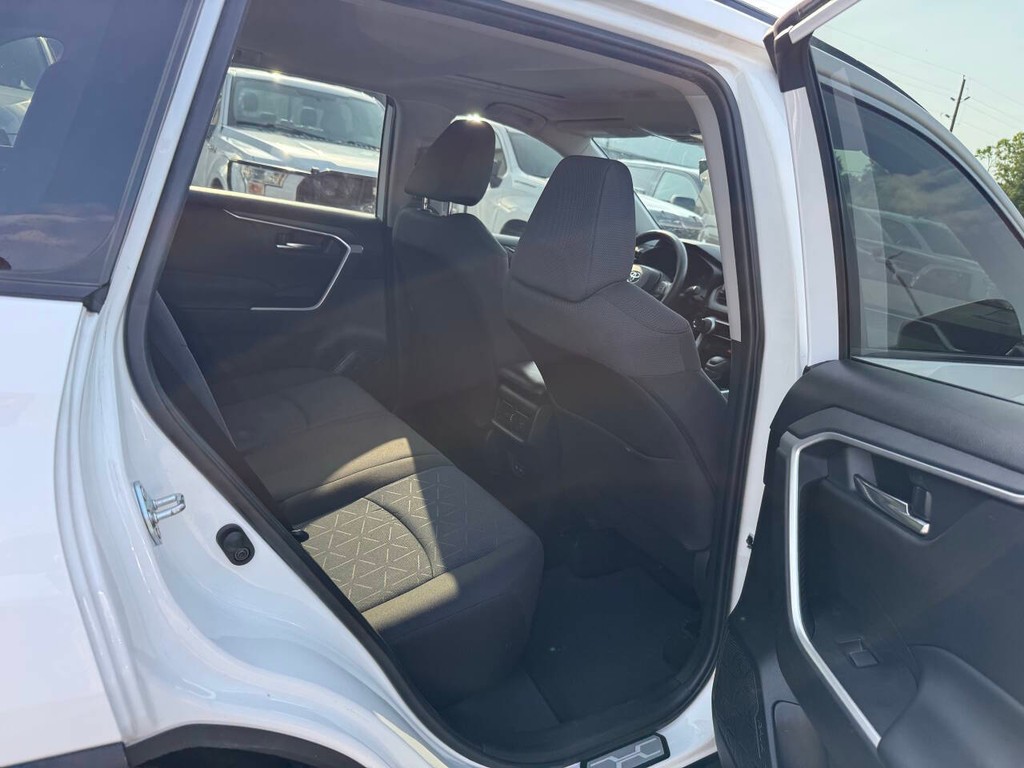 Toyota RAV4 Vehicle Full-screen Gallery Image 15