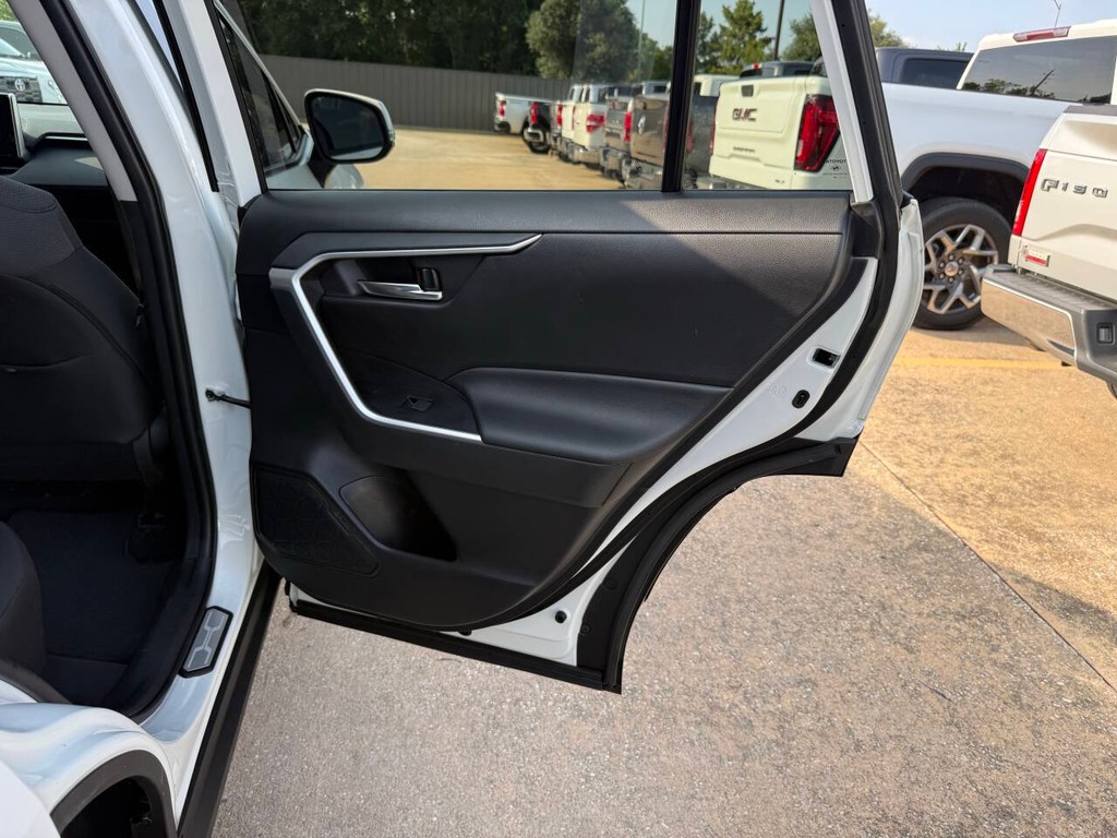 Toyota RAV4 Vehicle Full-screen Gallery Image 16