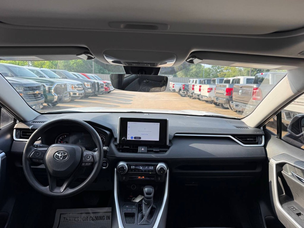 Toyota RAV4 Vehicle Full-screen Gallery Image 17