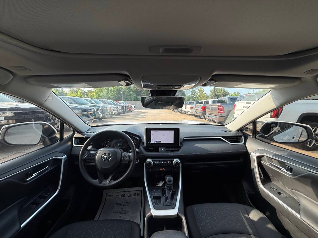 Toyota RAV4 Vehicle Full-screen Gallery Image 18