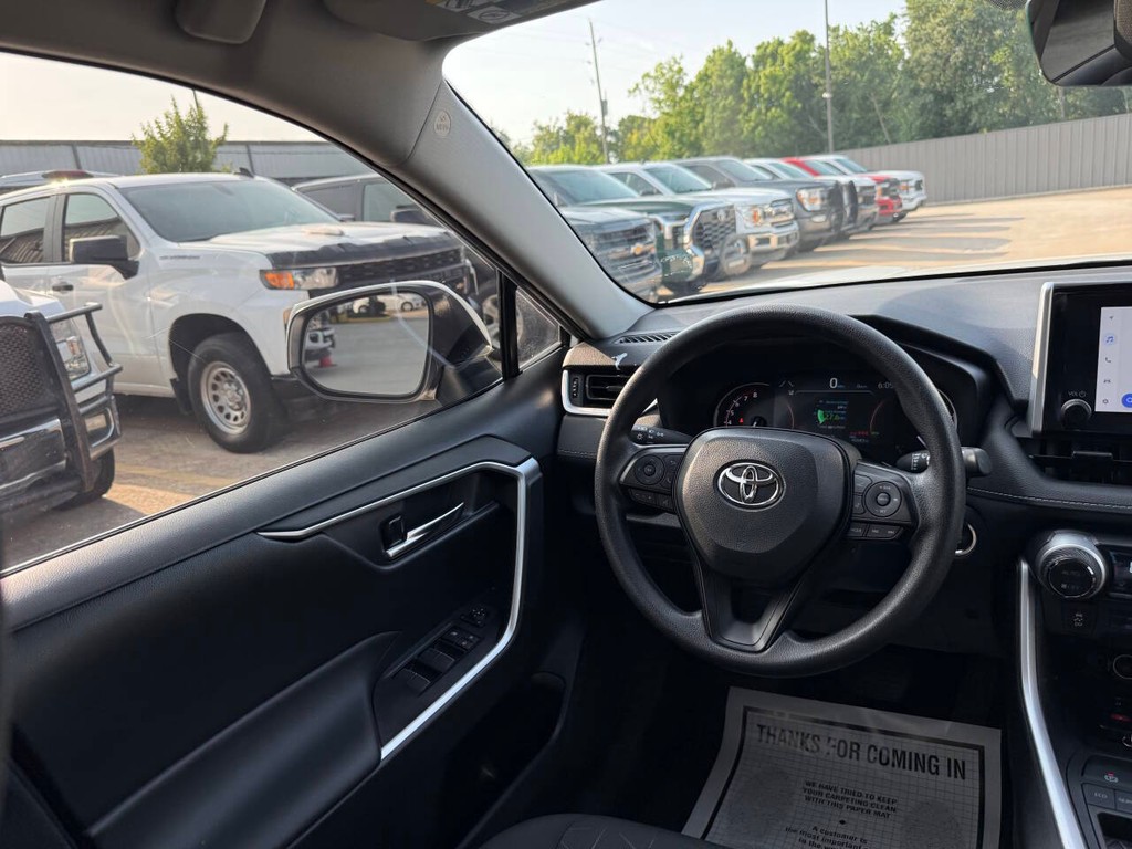 Toyota RAV4 Vehicle Full-screen Gallery Image 19