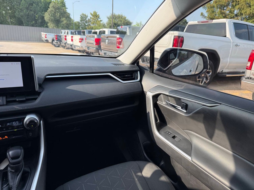 Toyota RAV4 Vehicle Full-screen Gallery Image 20