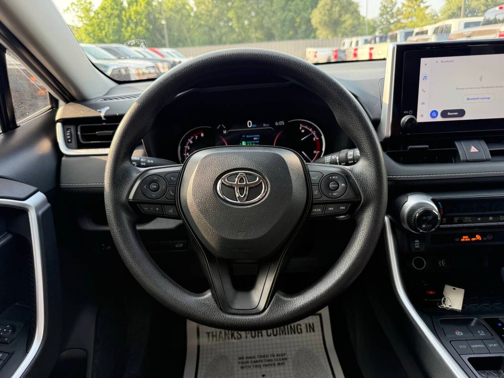 Toyota RAV4 Vehicle Full-screen Gallery Image 22