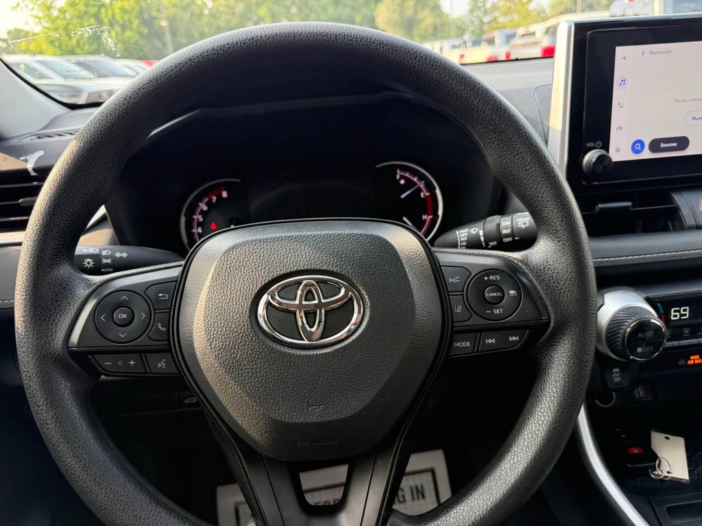 Toyota RAV4 Vehicle Full-screen Gallery Image 23