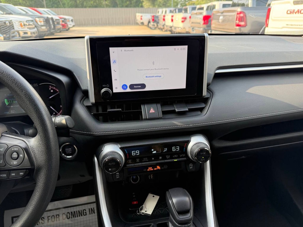 Toyota RAV4 Vehicle Full-screen Gallery Image 24
