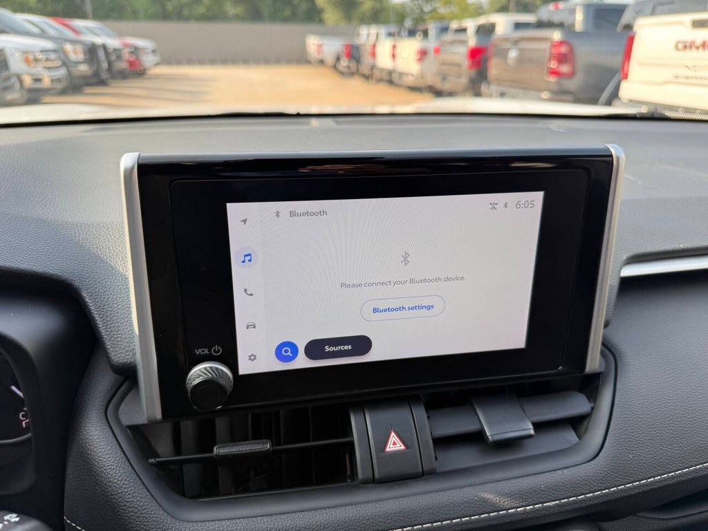 Toyota RAV4 Vehicle Full-screen Gallery Image 25