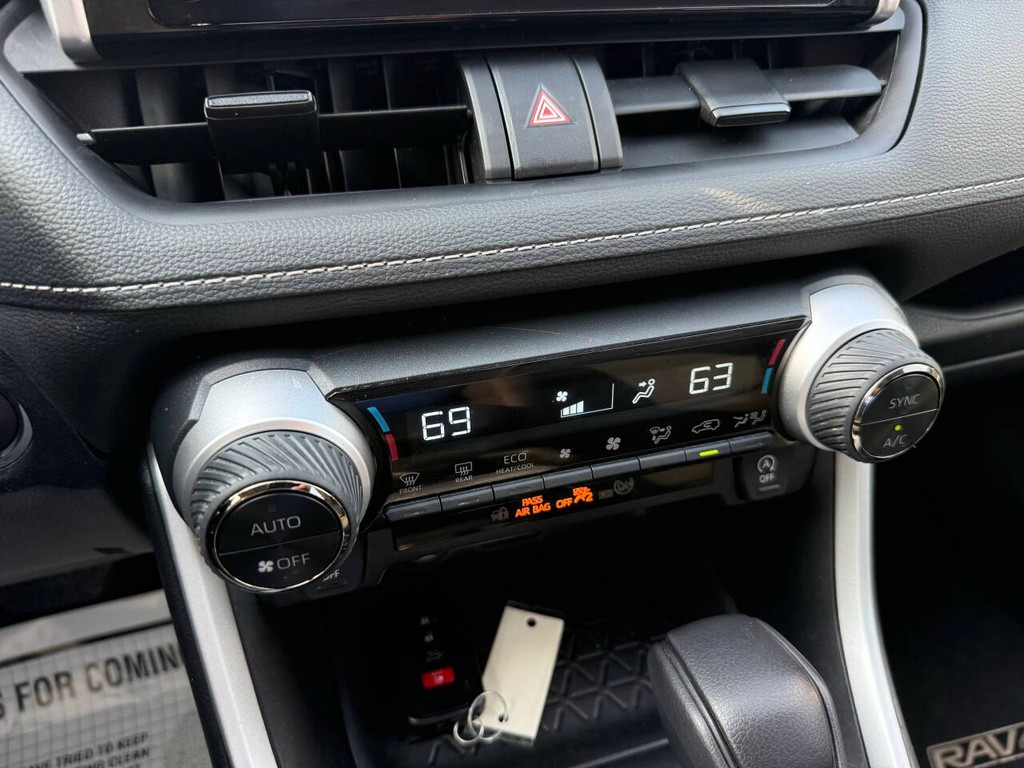 Toyota RAV4 Vehicle Full-screen Gallery Image 27