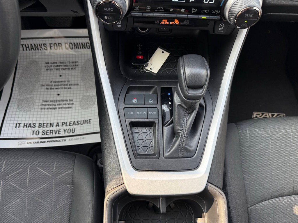 Toyota RAV4 Vehicle Full-screen Gallery Image 28