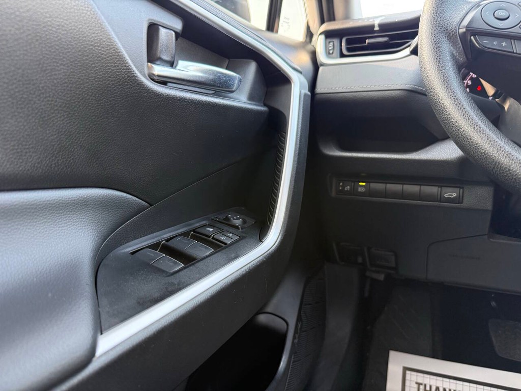Toyota RAV4 Vehicle Full-screen Gallery Image 29
