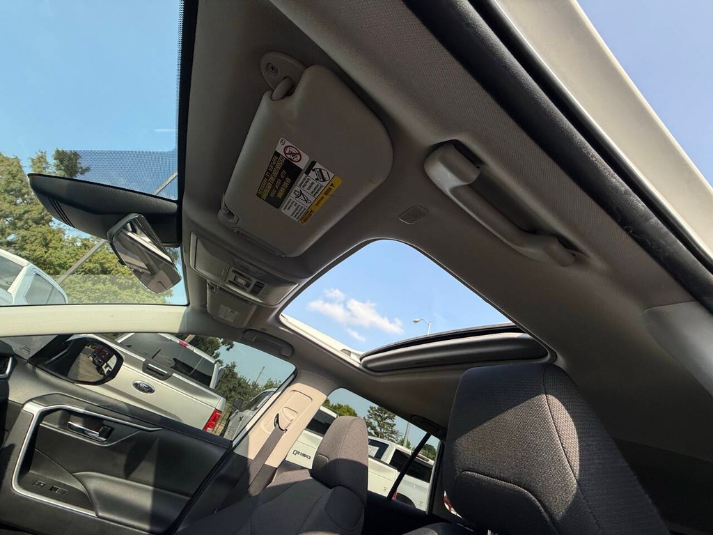 Toyota RAV4 Vehicle Full-screen Gallery Image 30