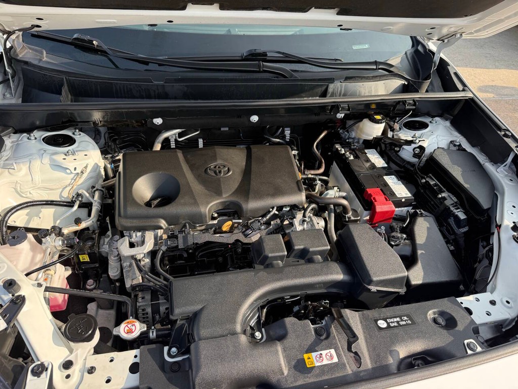 Toyota RAV4 Vehicle Full-screen Gallery Image 34
