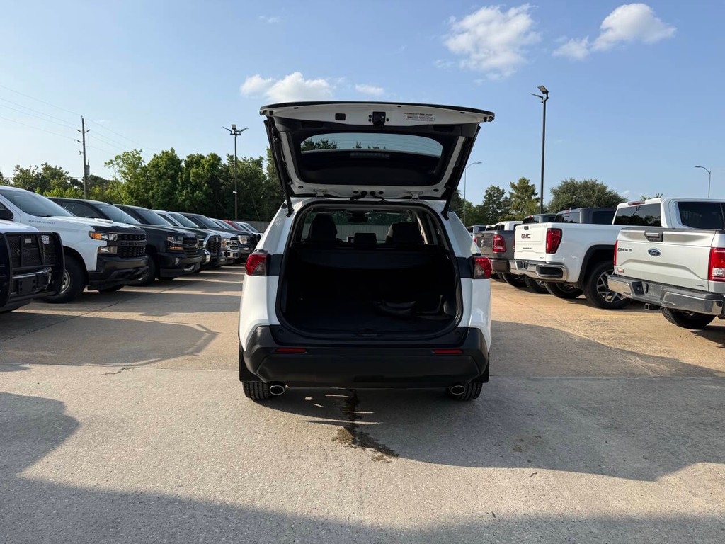 Toyota RAV4 Vehicle Full-screen Gallery Image 36