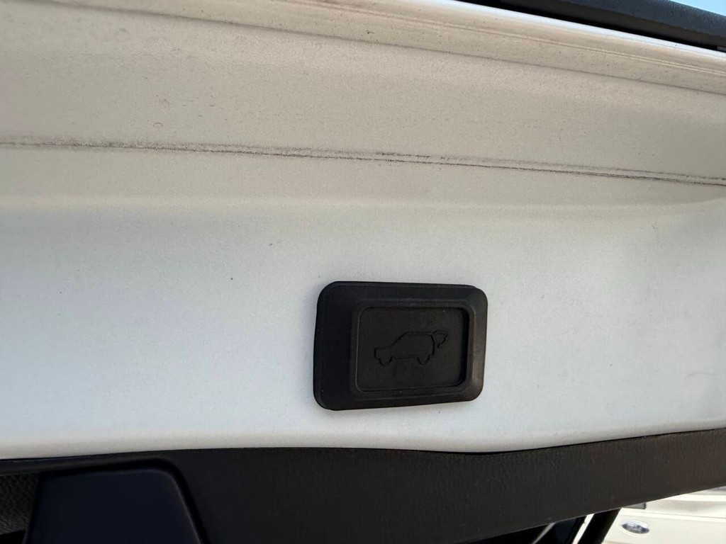 Toyota RAV4 Vehicle Full-screen Gallery Image 37