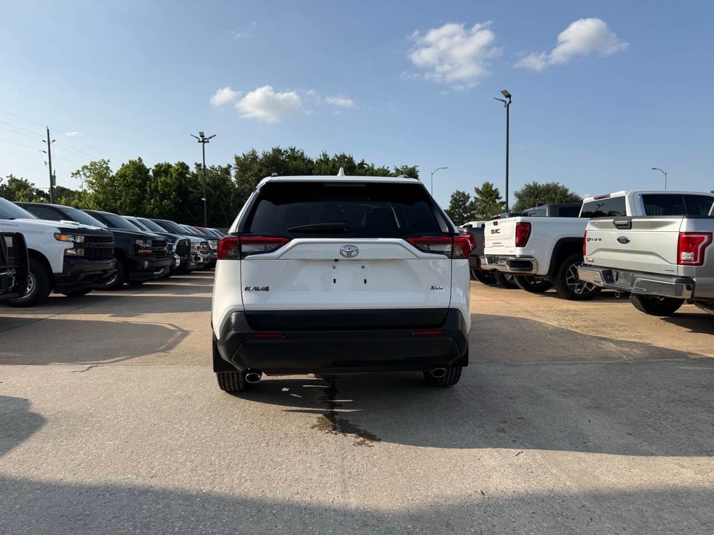 Toyota RAV4 Vehicle Full-screen Gallery Image 38