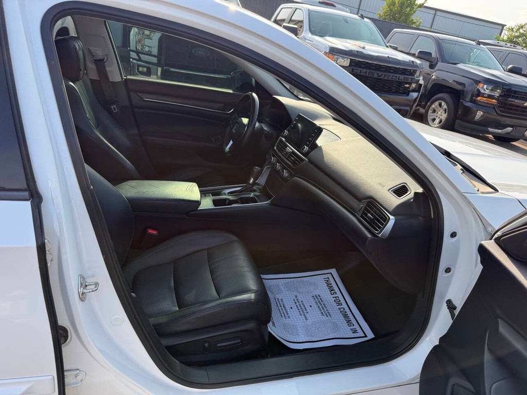 Honda Accord Sedan Vehicle Full-screen Gallery Image 10