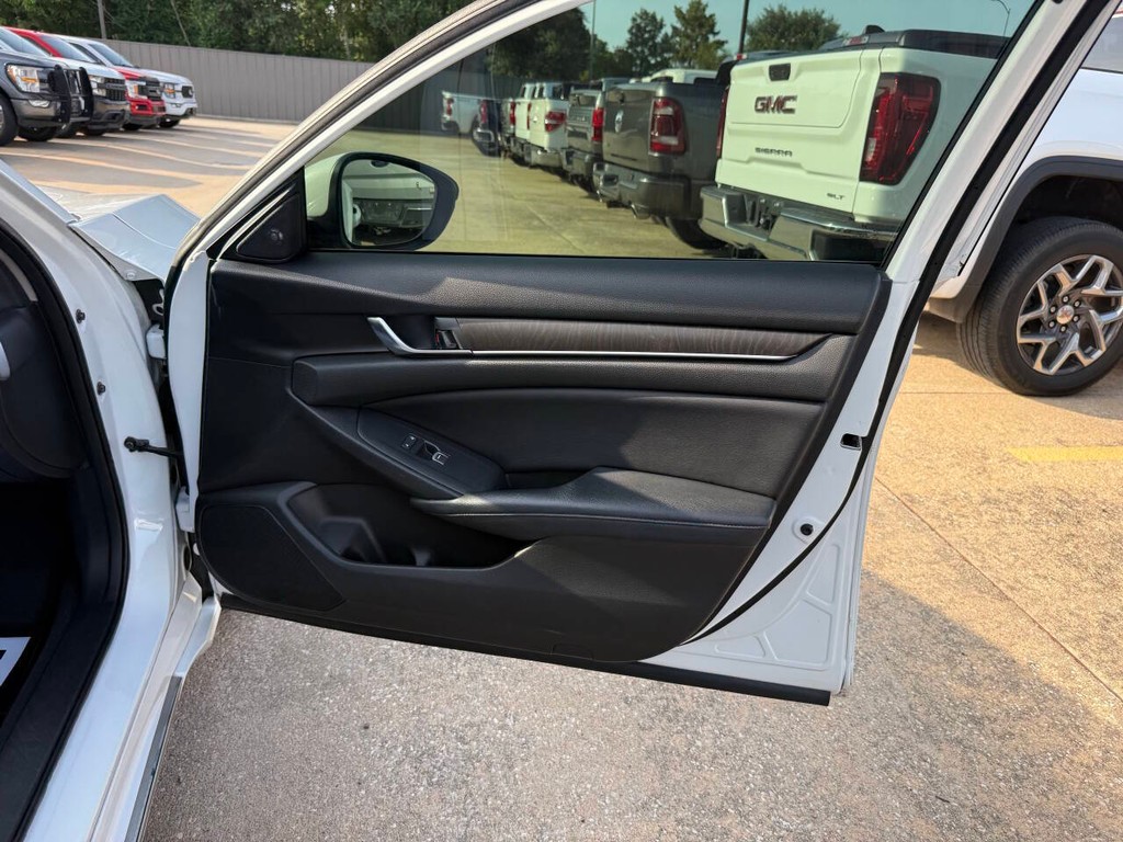 Honda Accord Sedan Vehicle Full-screen Gallery Image 11