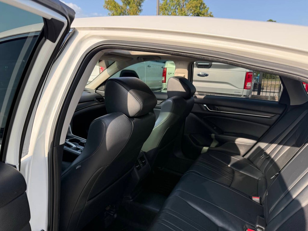 Honda Accord Sedan Vehicle Full-screen Gallery Image 12