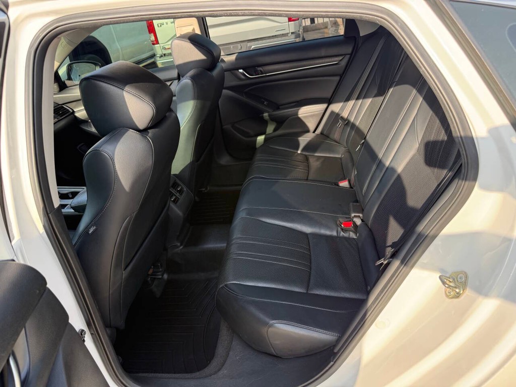 Honda Accord Sedan Vehicle Full-screen Gallery Image 13