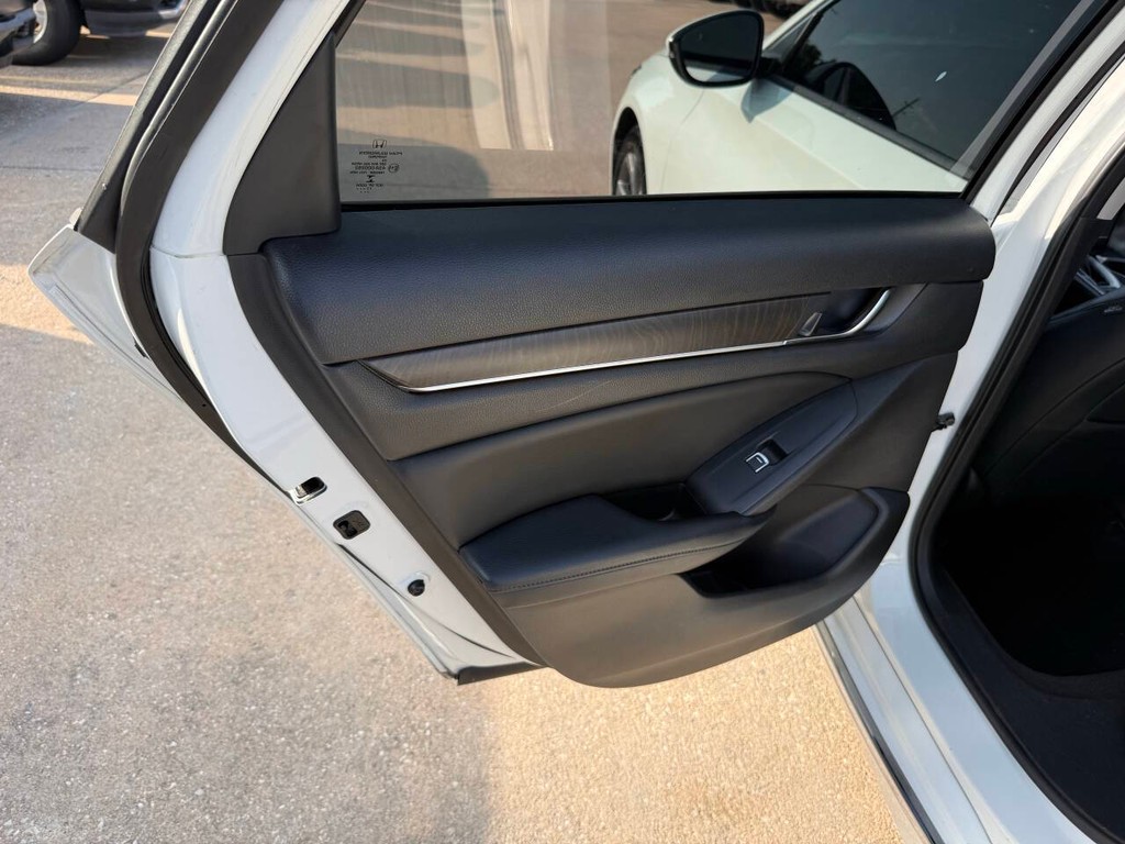 Honda Accord Sedan Vehicle Full-screen Gallery Image 14
