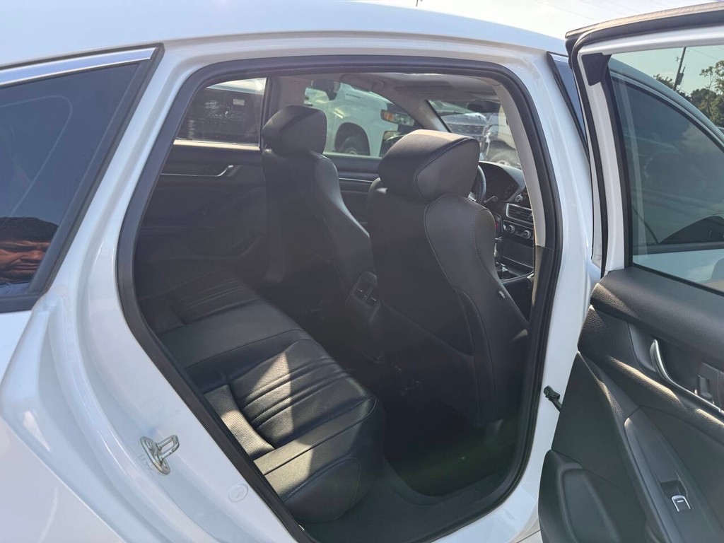 Honda Accord Sedan Vehicle Full-screen Gallery Image 15