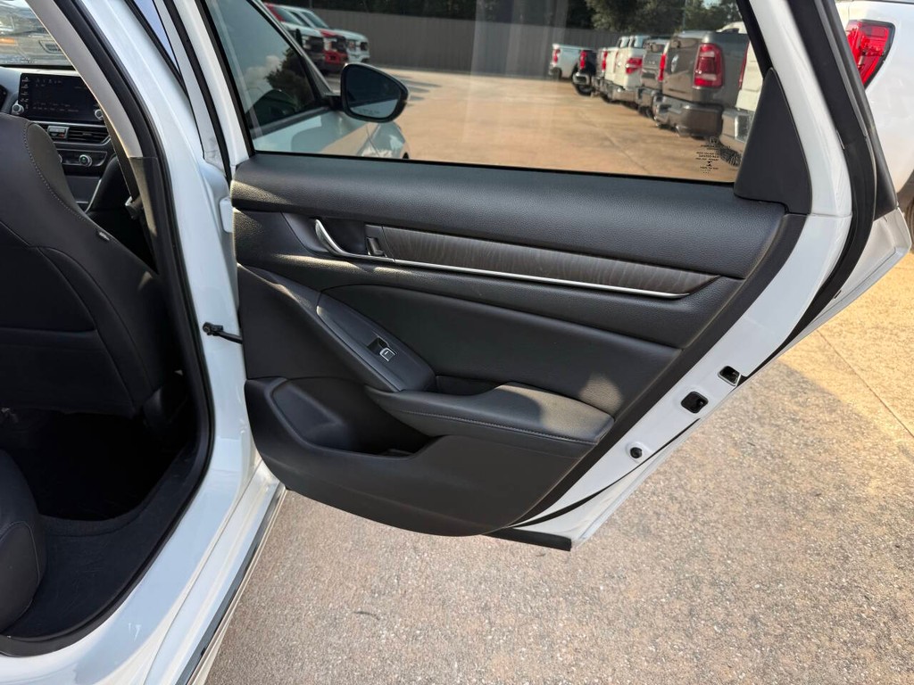 Honda Accord Sedan Vehicle Full-screen Gallery Image 16