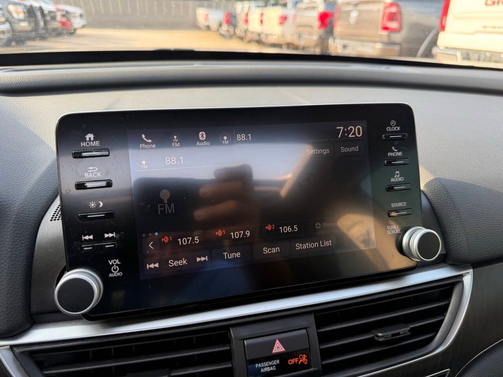 Honda Accord Sedan Vehicle Full-screen Gallery Image 25