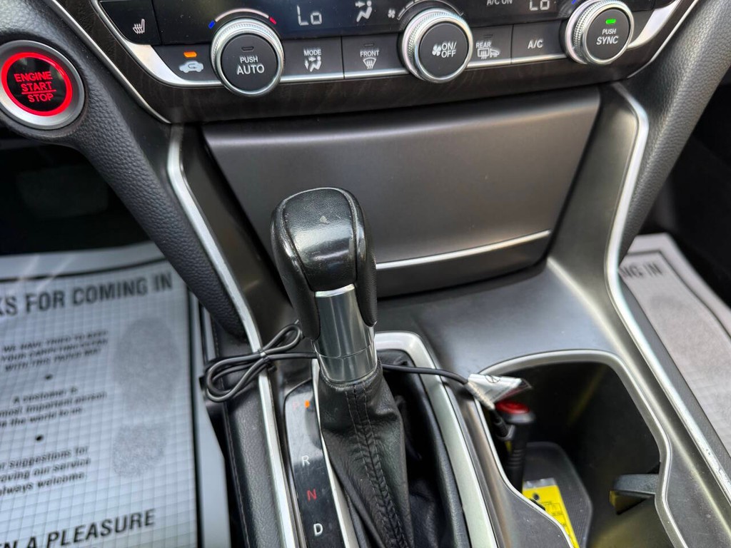 Honda Accord Sedan Vehicle Full-screen Gallery Image 28