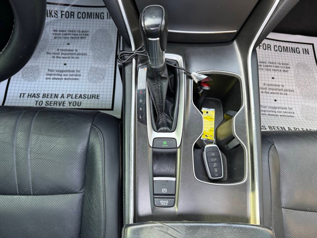 Honda Accord Sedan Vehicle Full-screen Gallery Image 29
