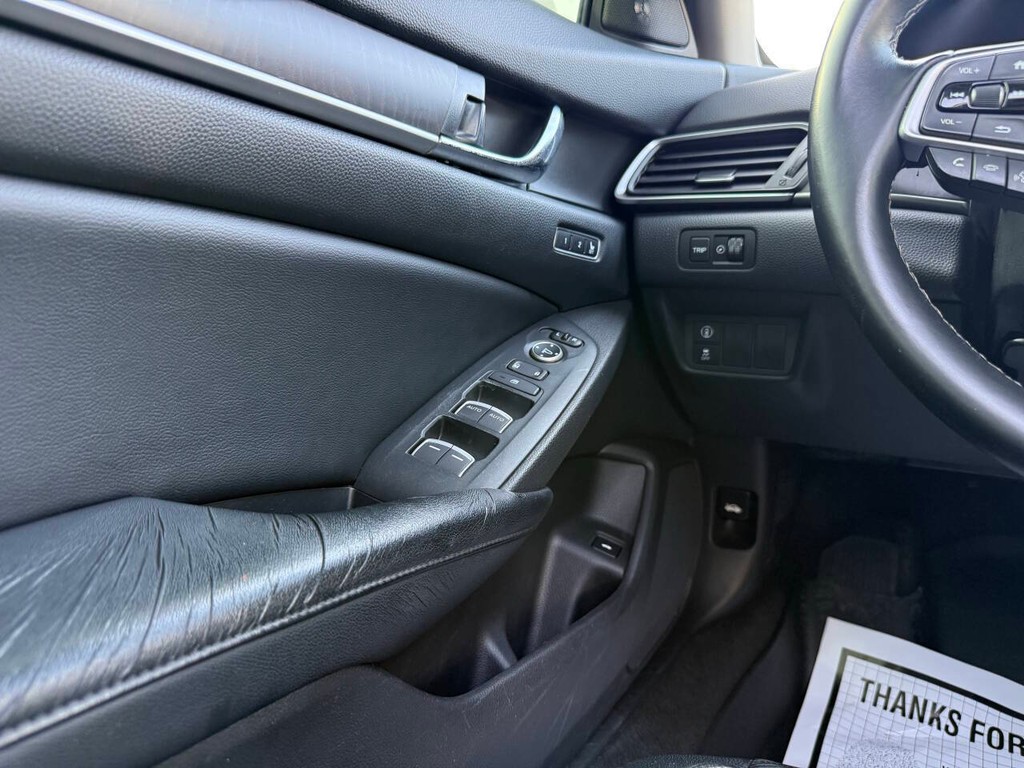 Honda Accord Sedan Vehicle Full-screen Gallery Image 30