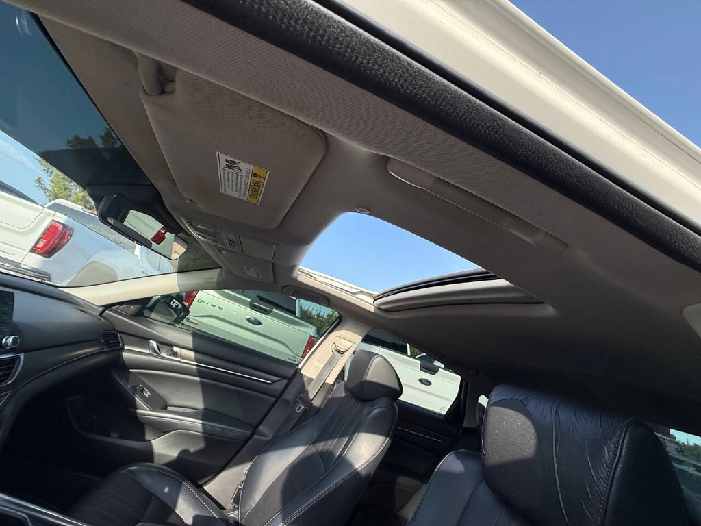 Honda Accord Sedan Vehicle Full-screen Gallery Image 31