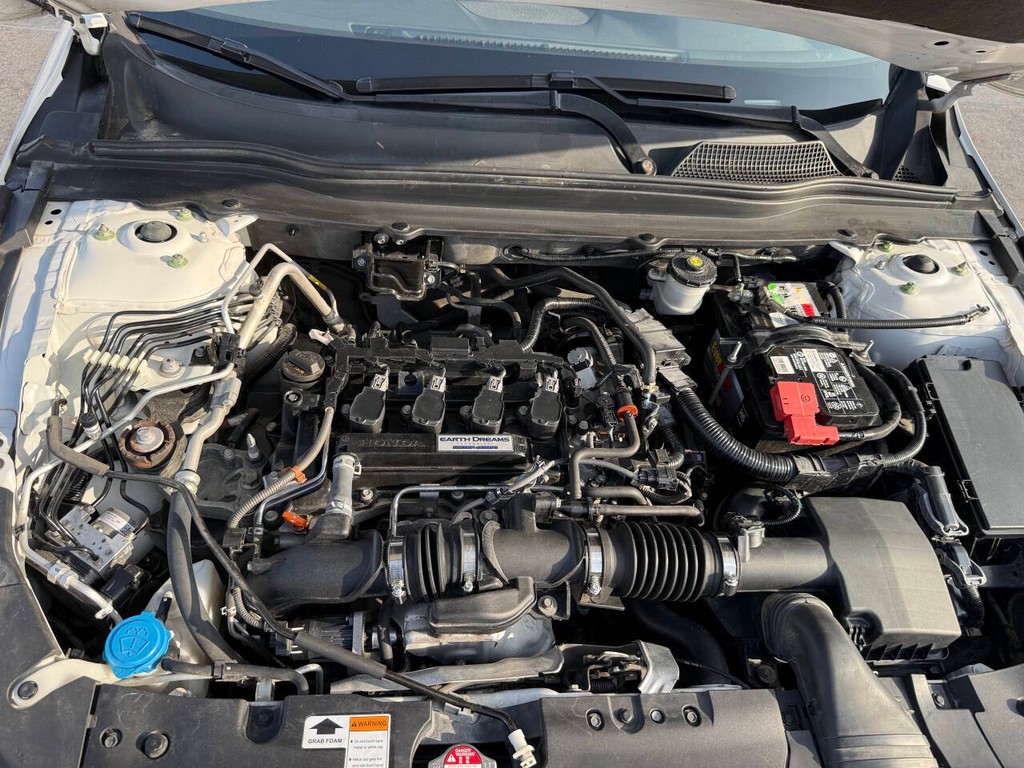 Honda Accord Sedan Vehicle Full-screen Gallery Image 35