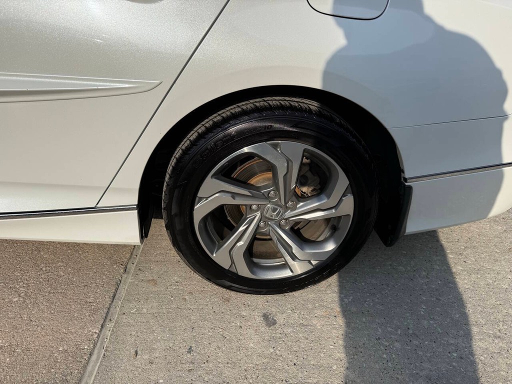 Honda Accord Sedan Vehicle Full-screen Gallery Image 36