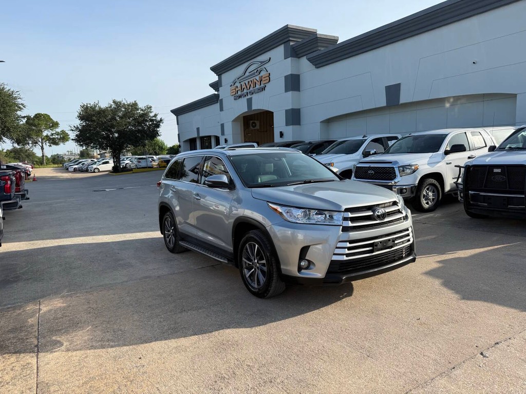 Toyota Highlander Vehicle Full-screen Gallery Image 02