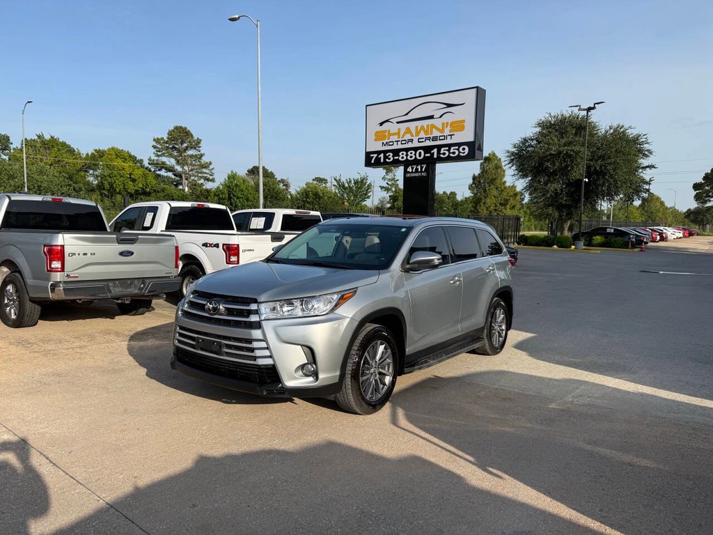 Toyota Highlander Vehicle Full-screen Gallery Image 03