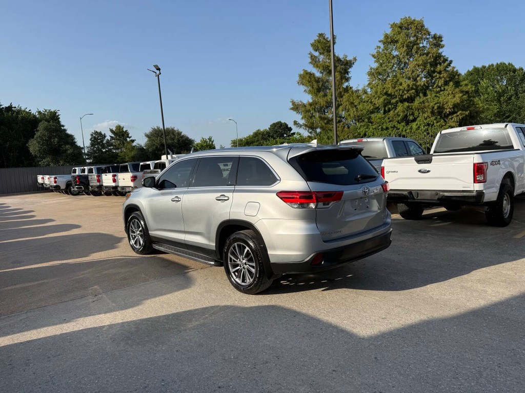 Toyota Highlander Vehicle Full-screen Gallery Image 04