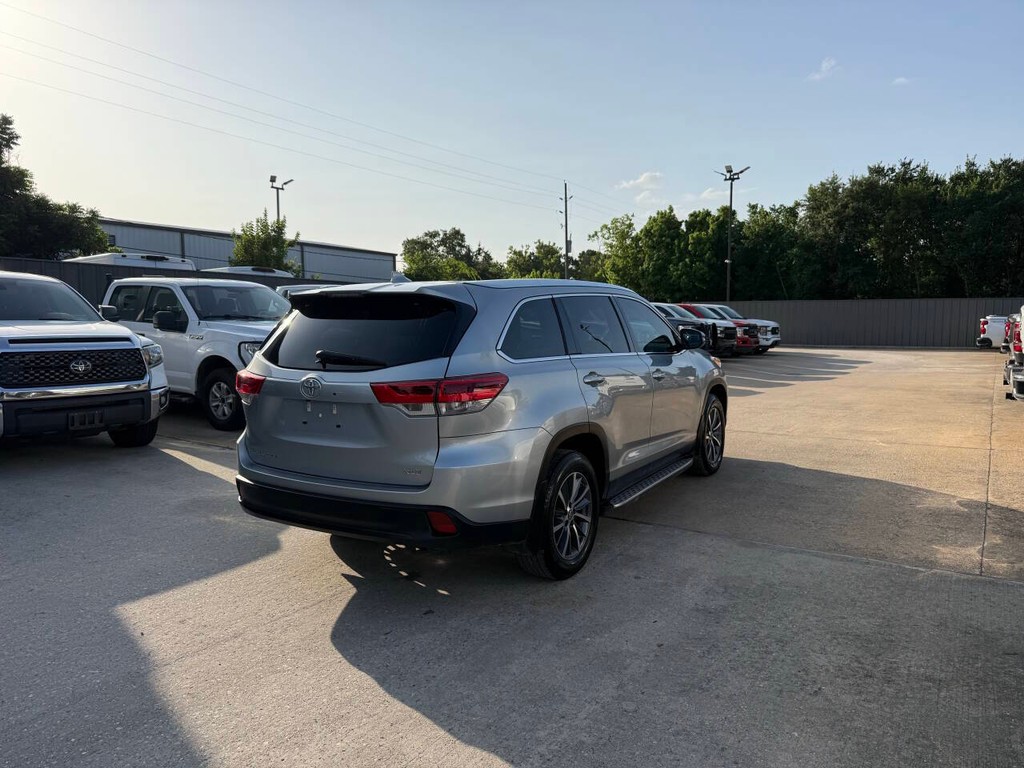 Toyota Highlander Vehicle Full-screen Gallery Image 05