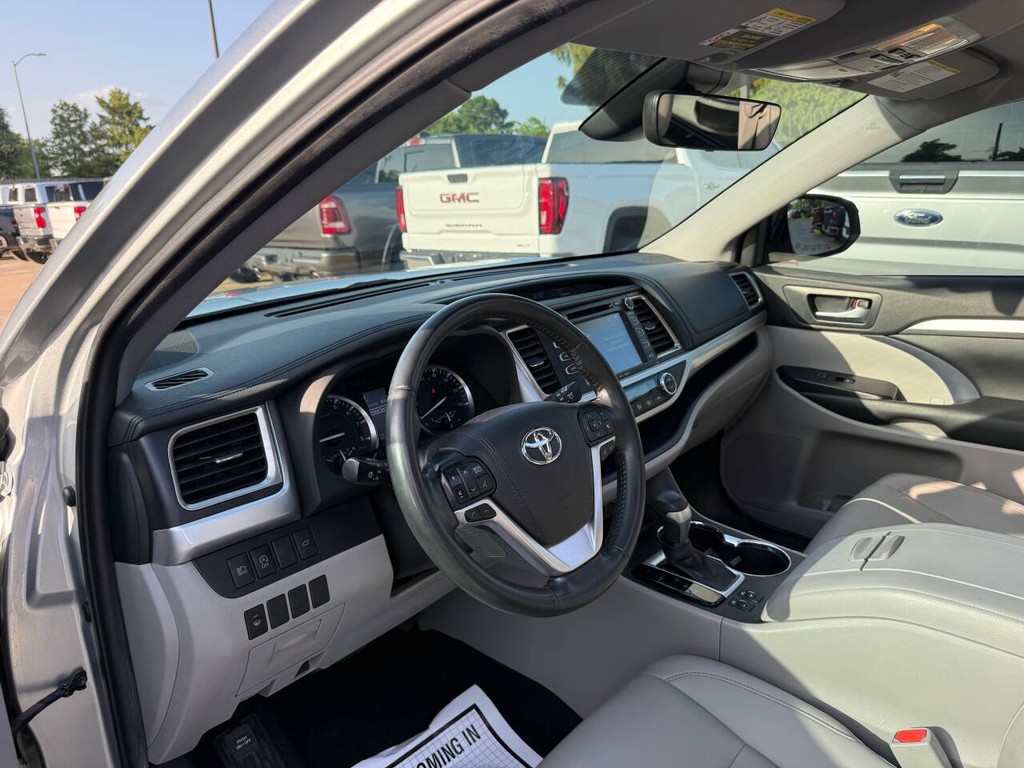 Toyota Highlander Vehicle Full-screen Gallery Image 06