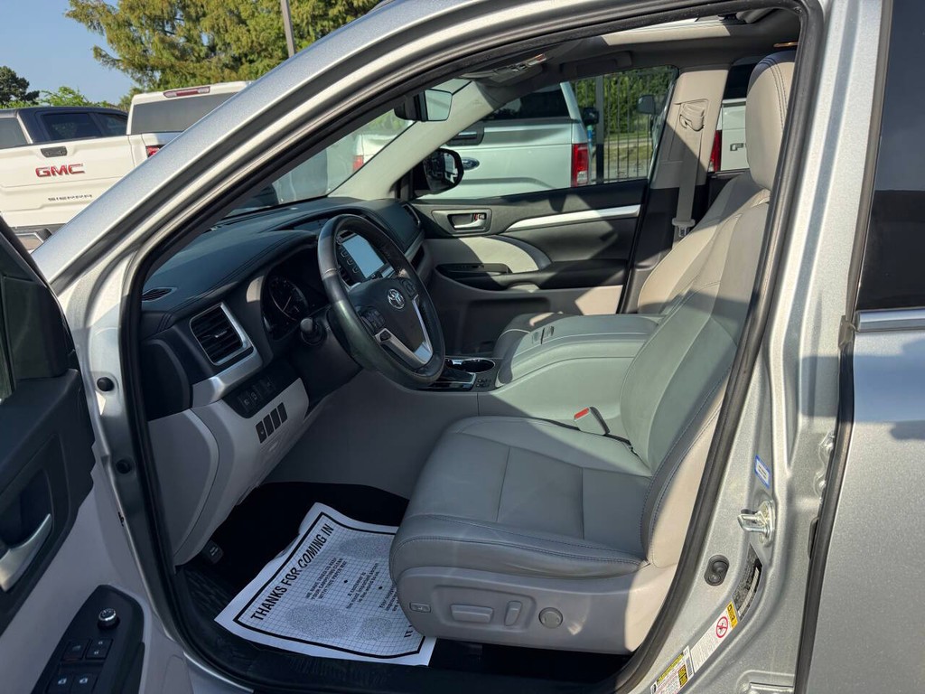 Toyota Highlander Vehicle Full-screen Gallery Image 07