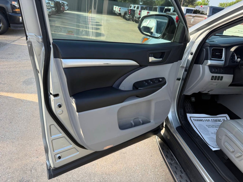 Toyota Highlander Vehicle Full-screen Gallery Image 08