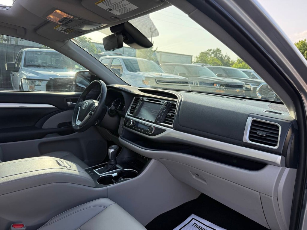 Toyota Highlander Vehicle Full-screen Gallery Image 09