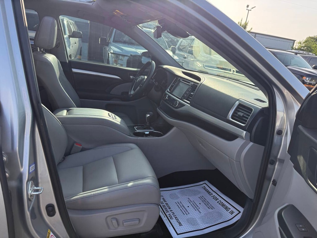 Toyota Highlander Vehicle Full-screen Gallery Image 10