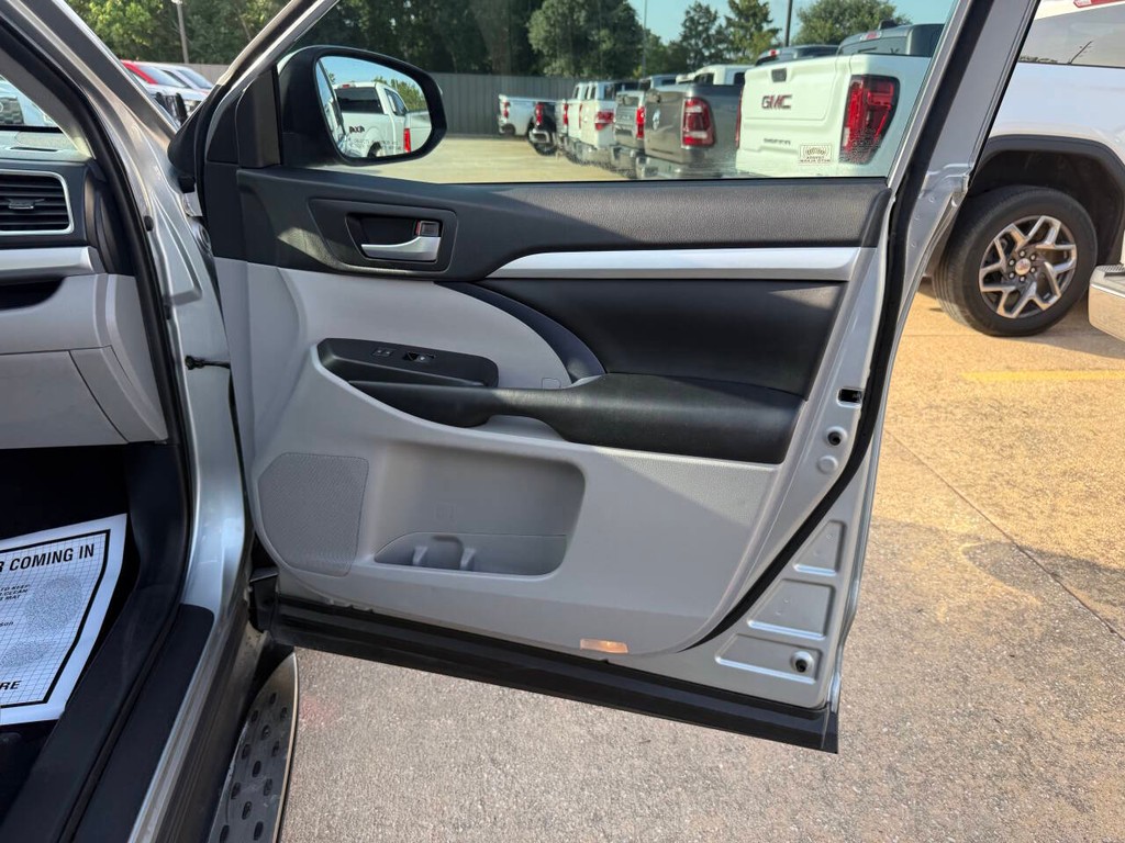 Toyota Highlander Vehicle Full-screen Gallery Image 11
