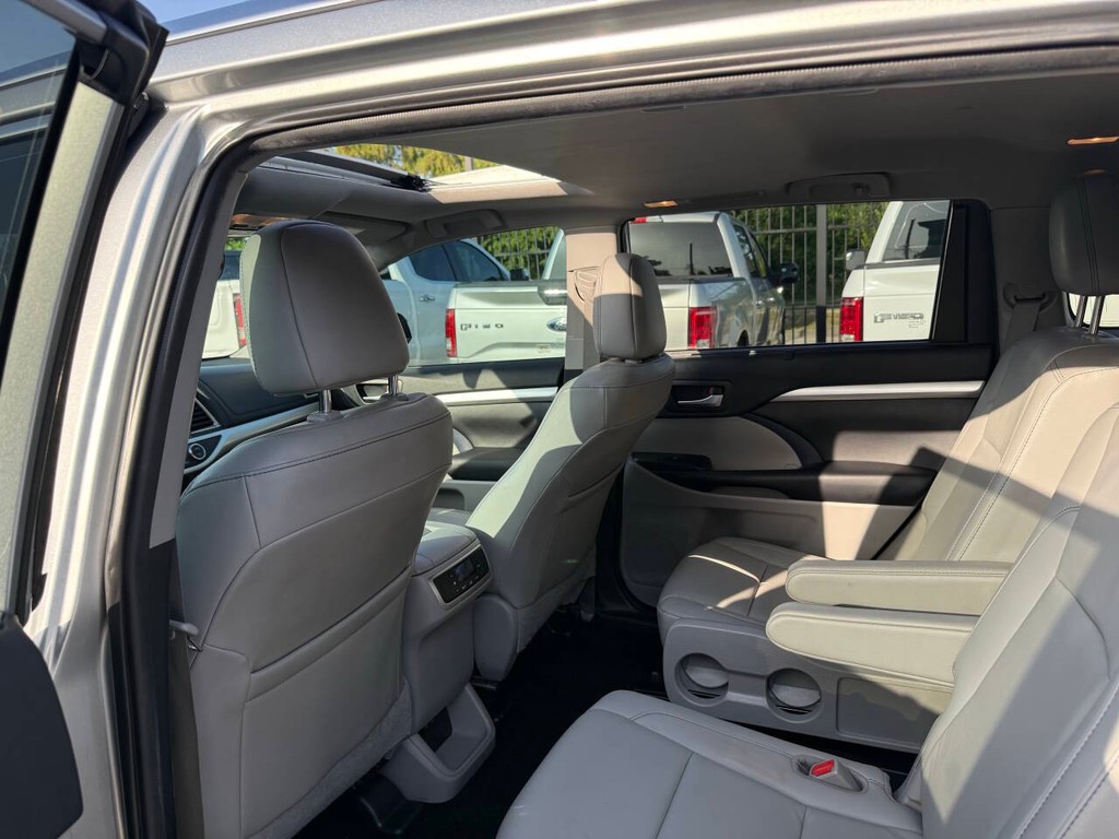 Toyota Highlander Vehicle Full-screen Gallery Image 12