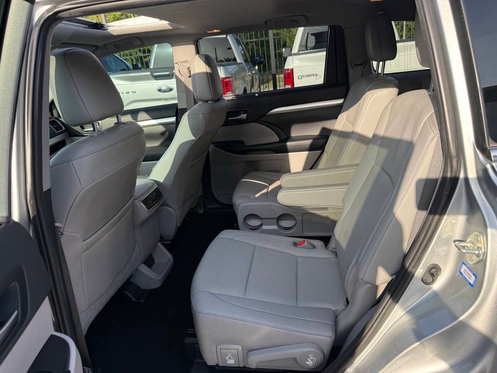 Toyota Highlander Vehicle Full-screen Gallery Image 13