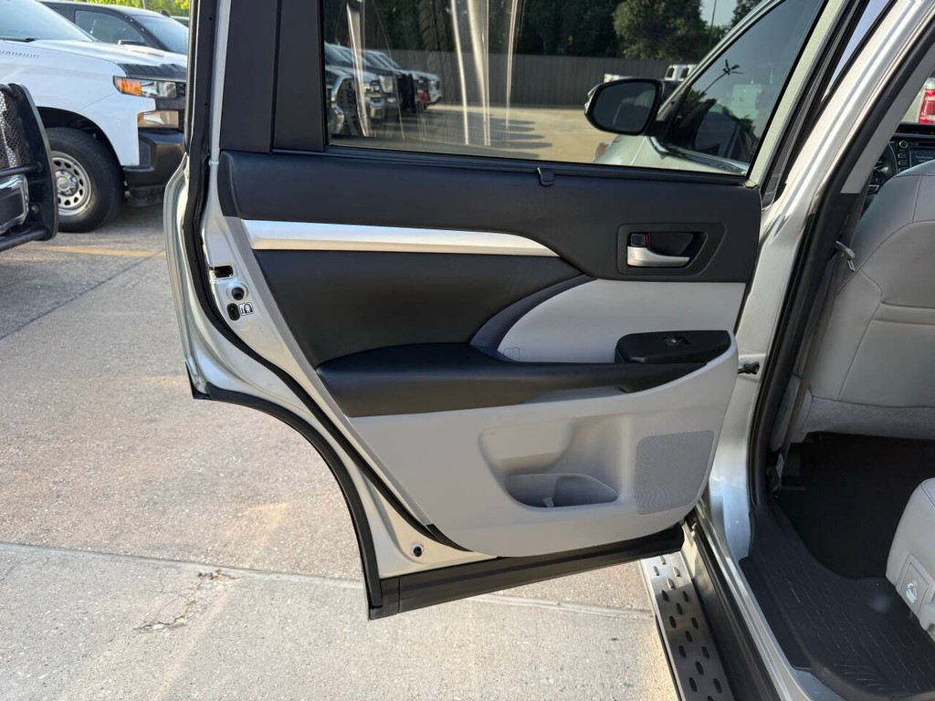 Toyota Highlander Vehicle Full-screen Gallery Image 15