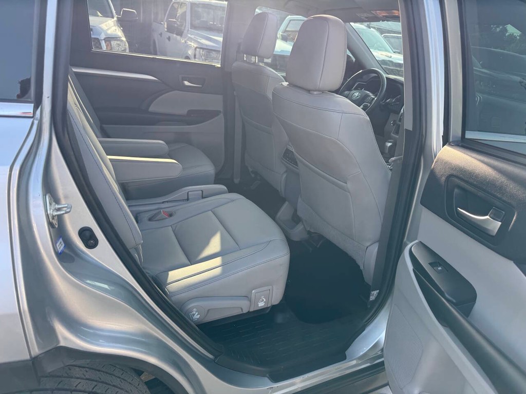 Toyota Highlander Vehicle Full-screen Gallery Image 16