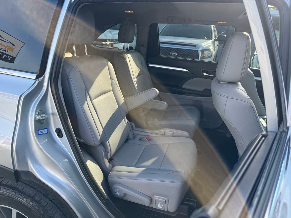 Toyota Highlander Vehicle Full-screen Gallery Image 18