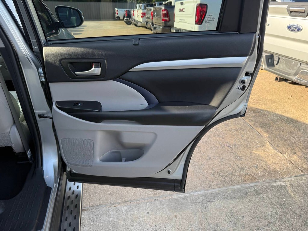 Toyota Highlander Vehicle Full-screen Gallery Image 19
