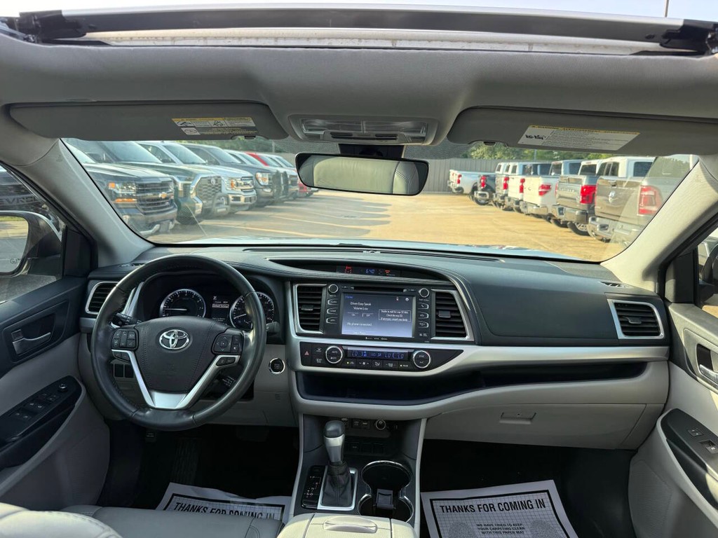 Toyota Highlander Vehicle Full-screen Gallery Image 20