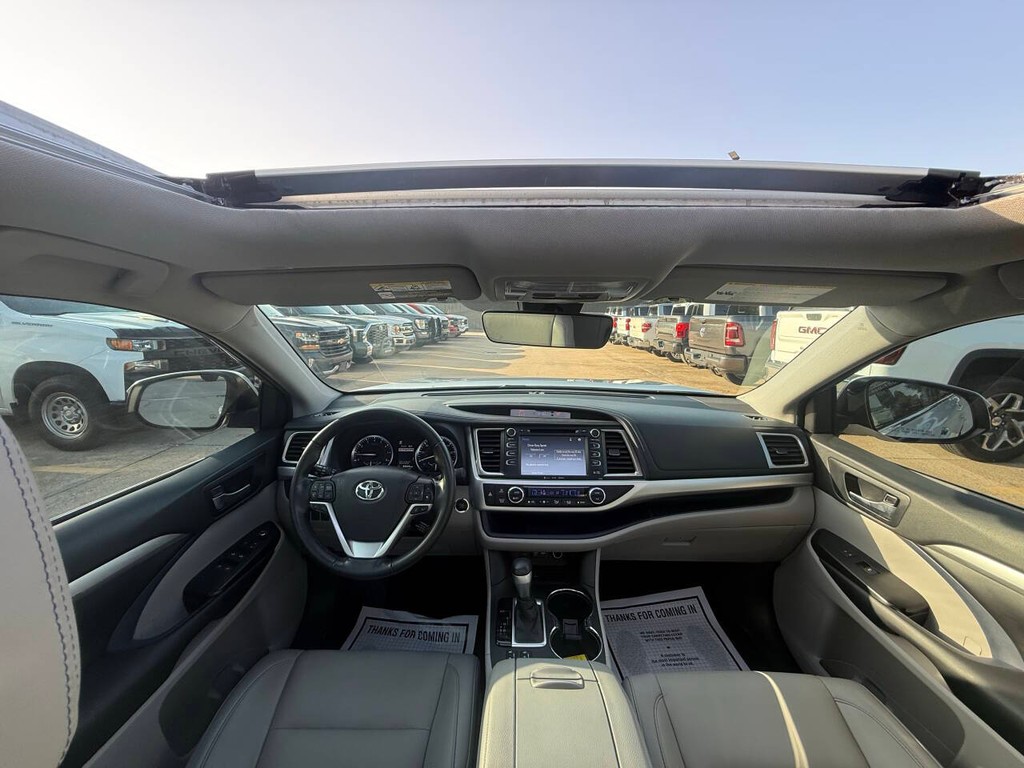 Toyota Highlander Vehicle Full-screen Gallery Image 21